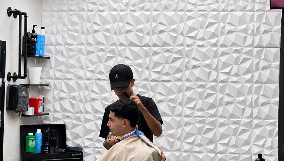 Barbero trabajando frente a la pared 3D